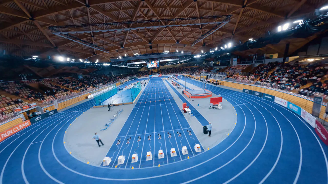 Vue intérieure de la piste d’athlétisme de d’Coque au Luxembourg