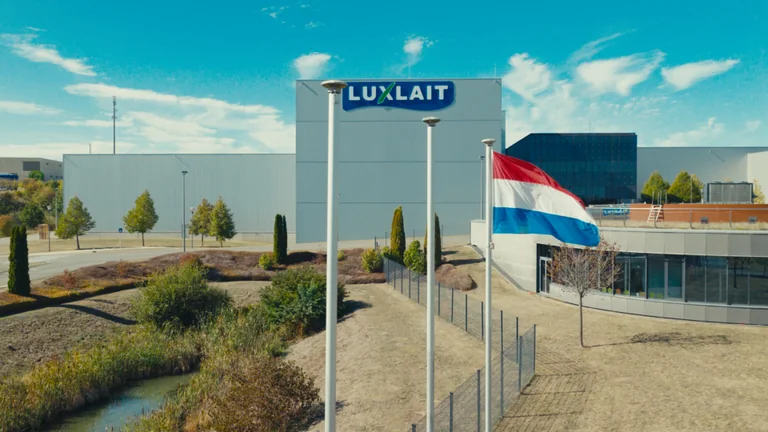 Vue aérienne du site Luxlait avec le drapeau luxembourgeois
