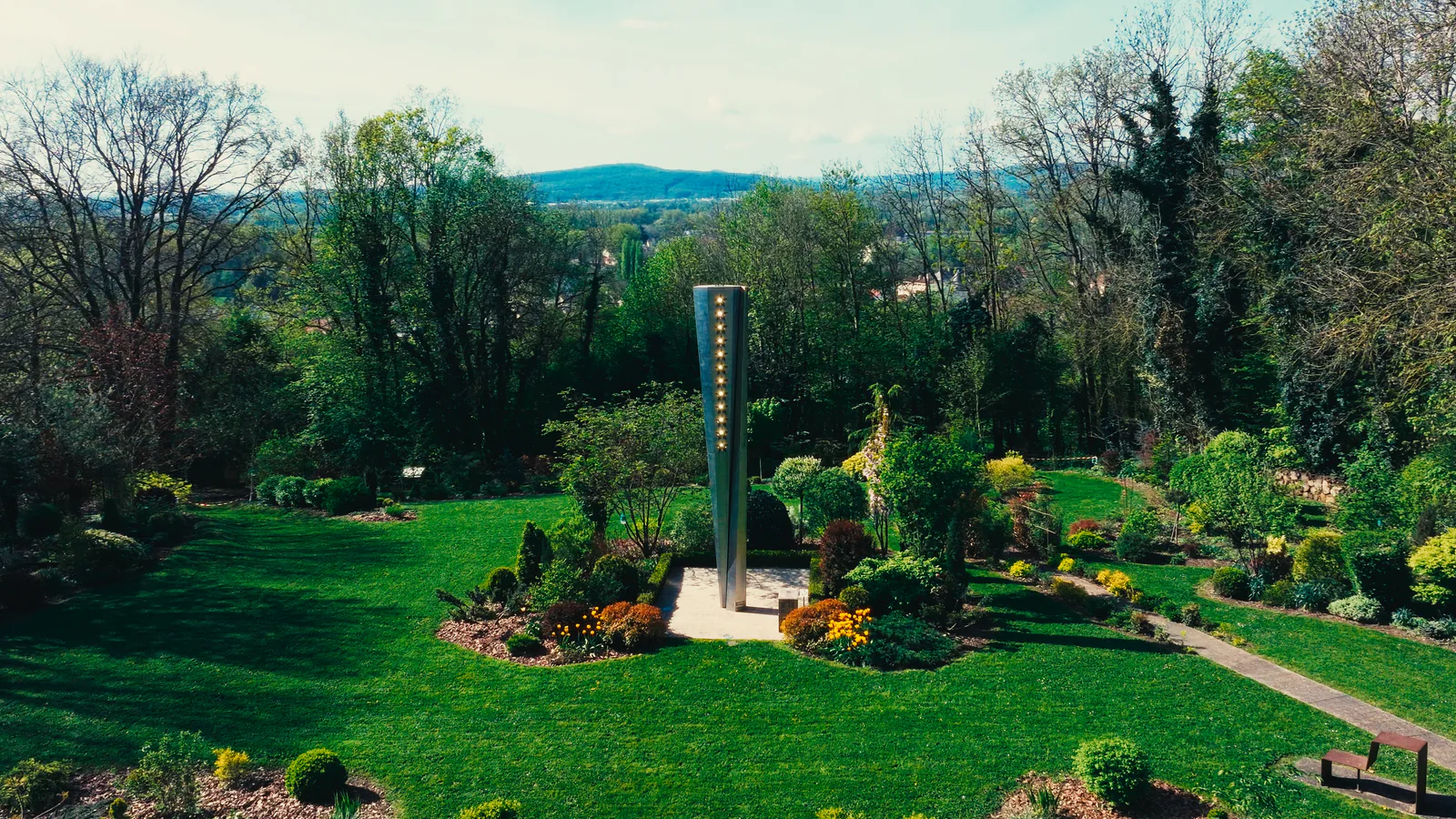 Vue aérienne d’un monument dans un parc paysager en Moselle