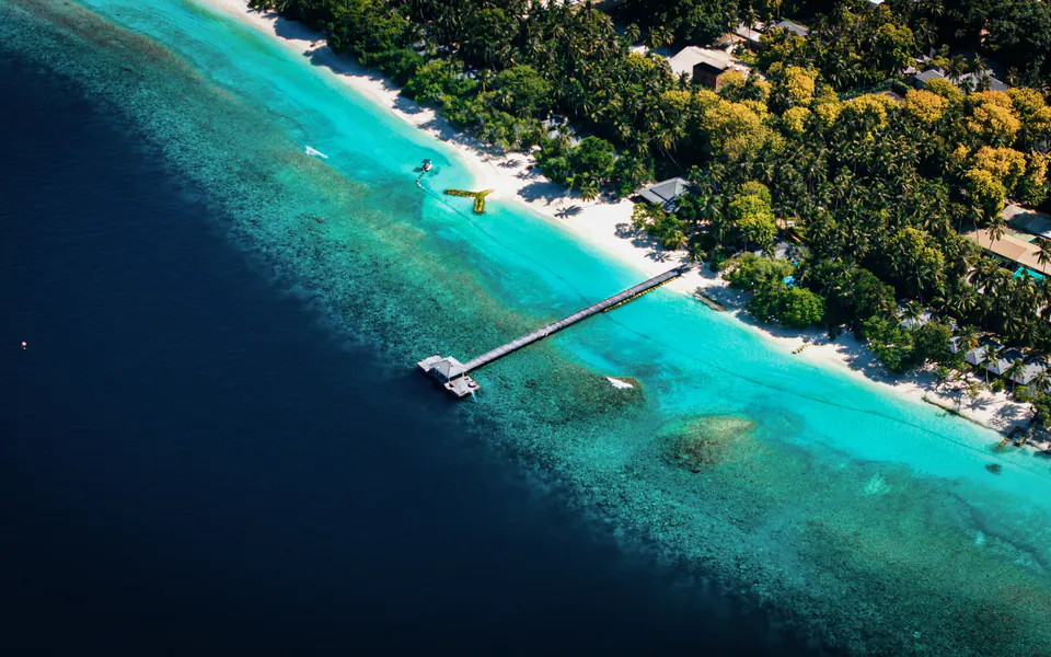 Prise de vue aérienne d’une île et de son lagon réalisée par drone