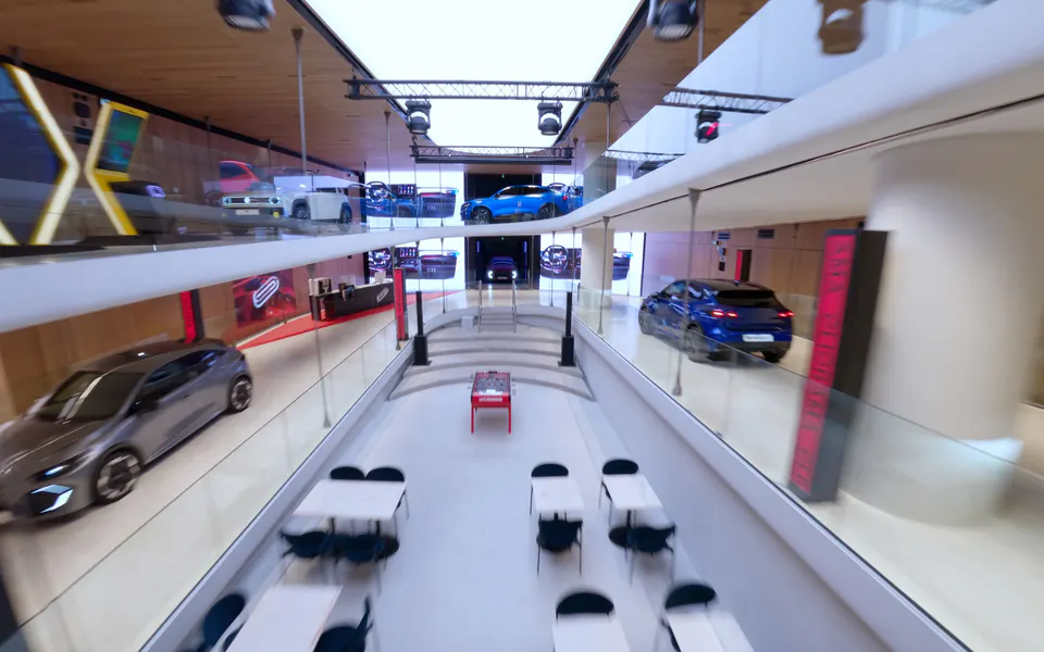Séquence en drone FPV à l’intérieur du centre automobile GRIDX