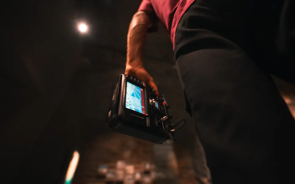 Caméra de cinéma préparée pendant un tournage DB Studio