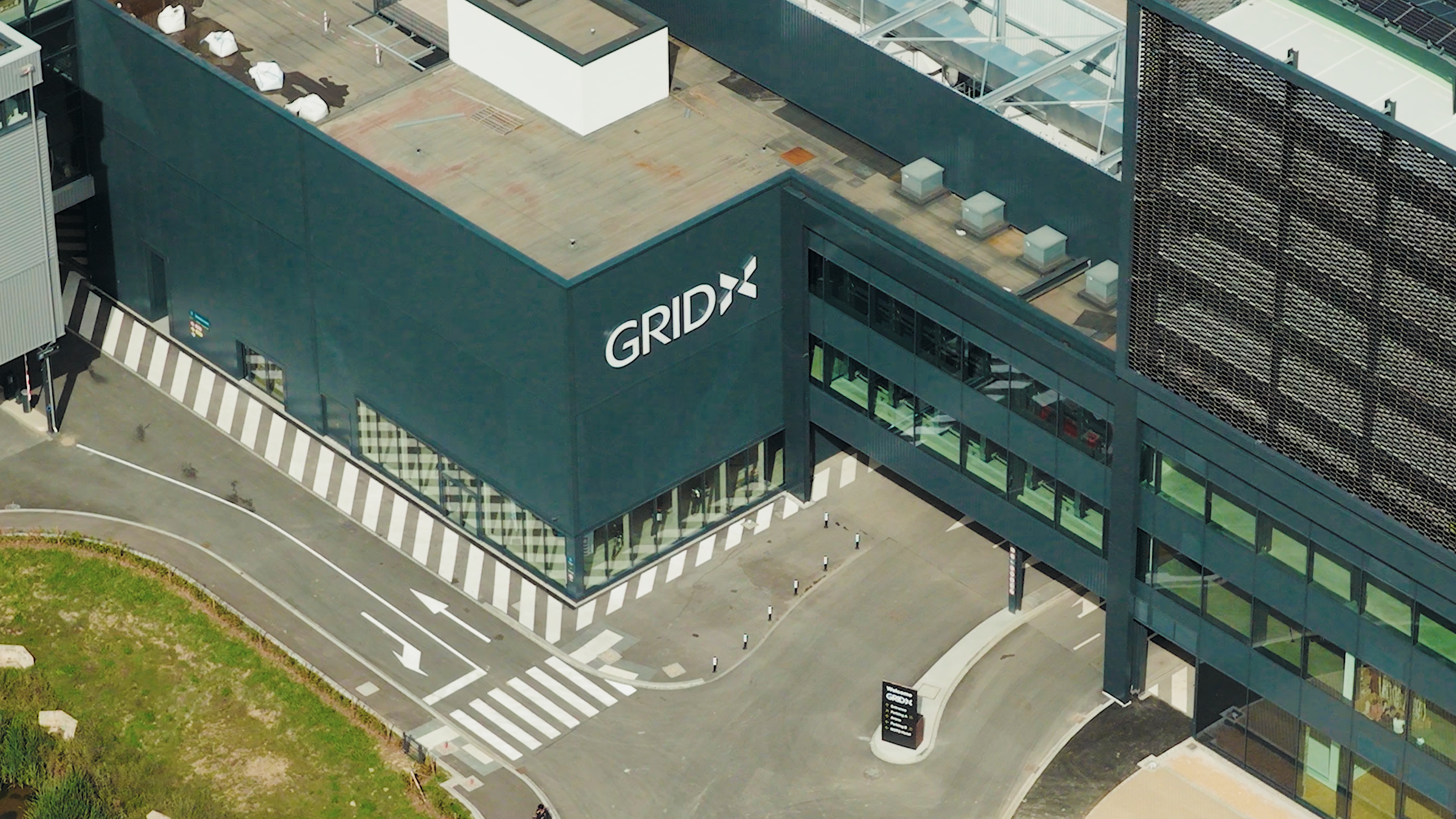 Vue extérieure du centre GRIDX filmé par drone